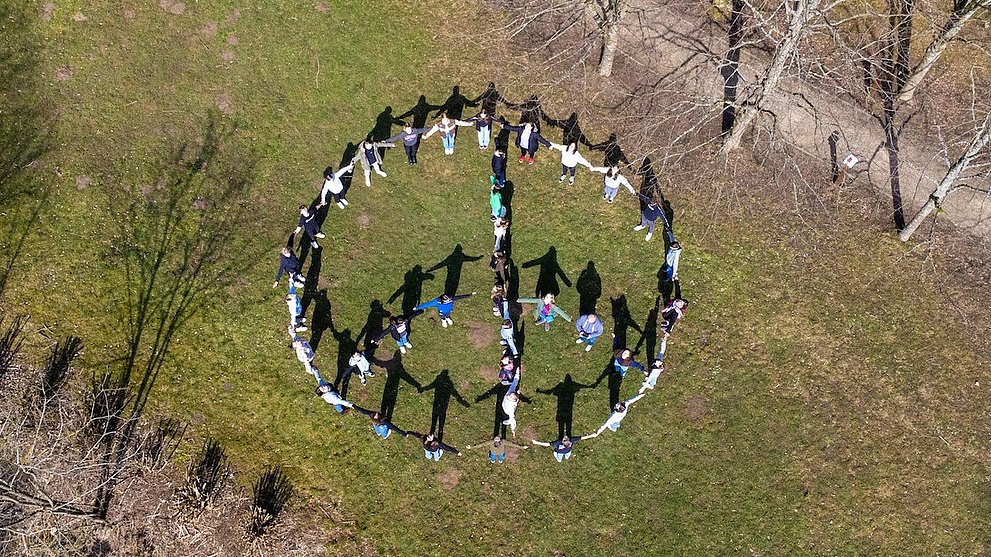 Konfirmanden Peace Zeichen Man sieht eine Luftaufnahme von jugendlichen Konfirmanden die ein Peace Zeichen bilden.