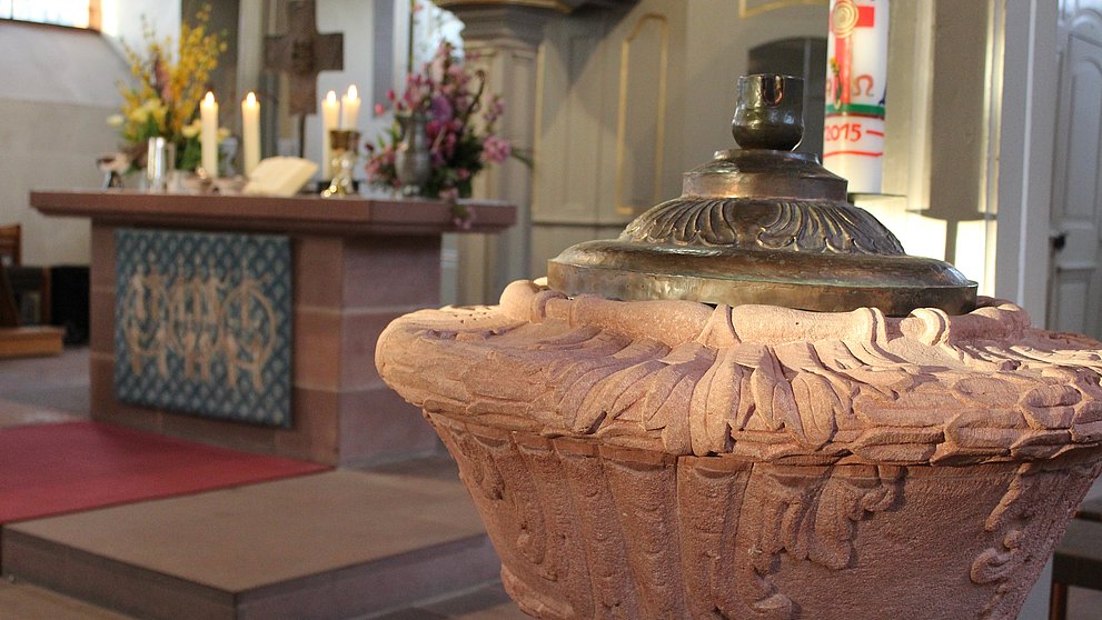 Sonnenbeschienender Taufstein der Evangelischen Kirche in Ober-Ramstadt