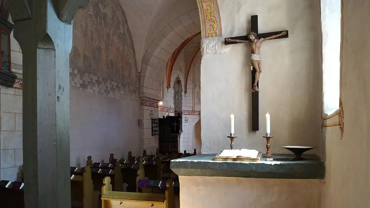 Seitenaltar mit spätgotischem Kruzifix