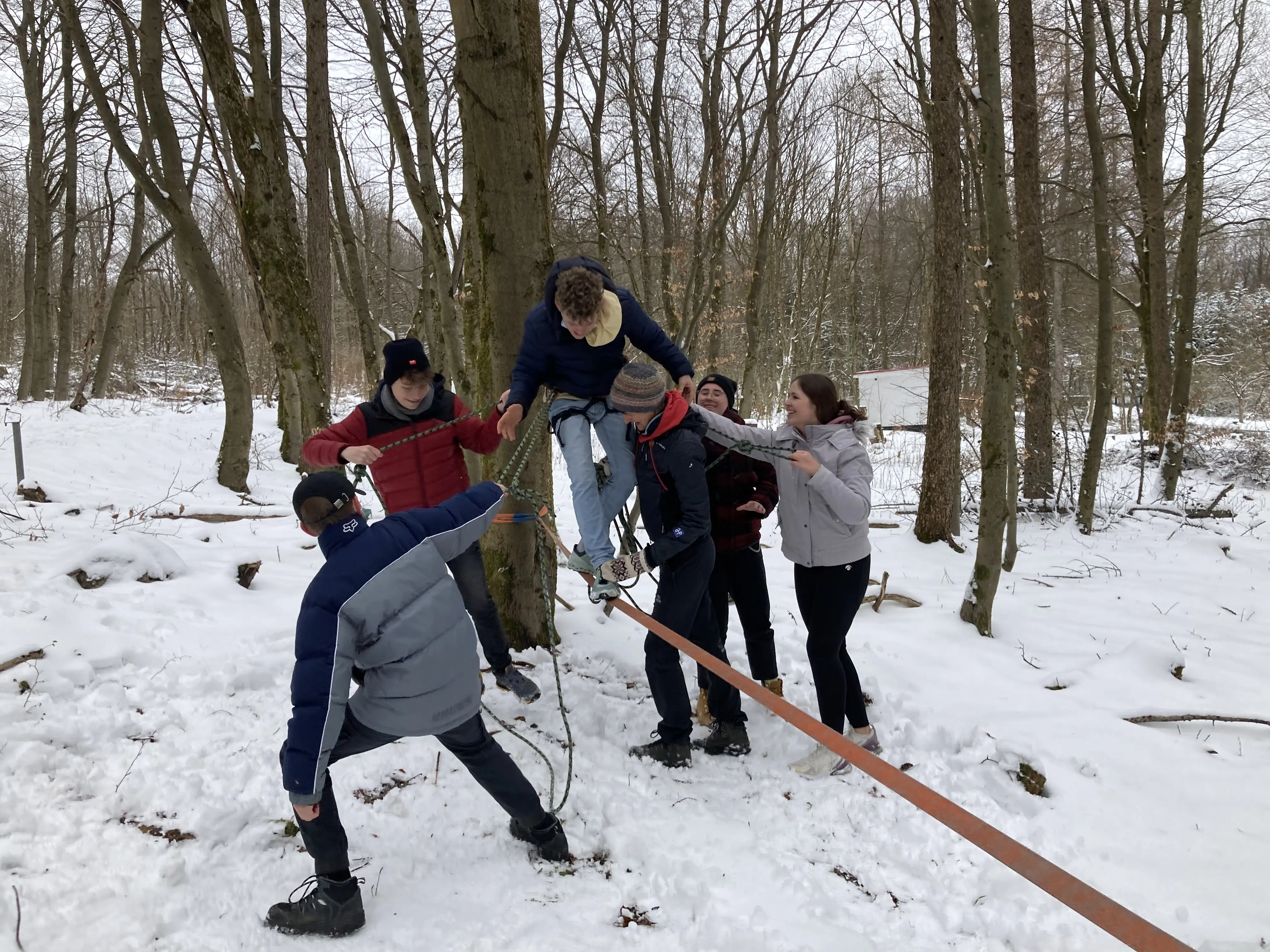 Slackline Übung Slacklinespiel bei der JuLeica Ausbildung