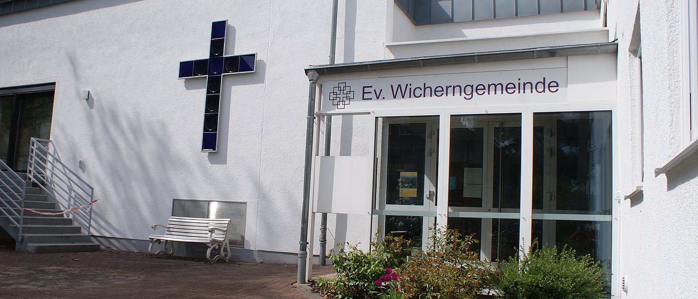 Foto vom Eingangsbereich mit dem Fliesenkreuz - etwas näher