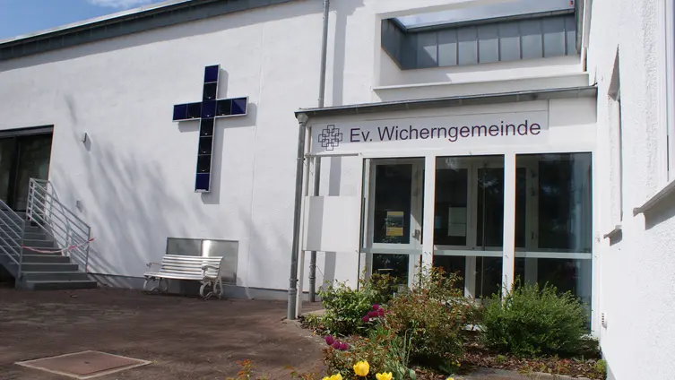 Foto vom Eingangsbereich mit dem Fliesenkreuz - etwas näher