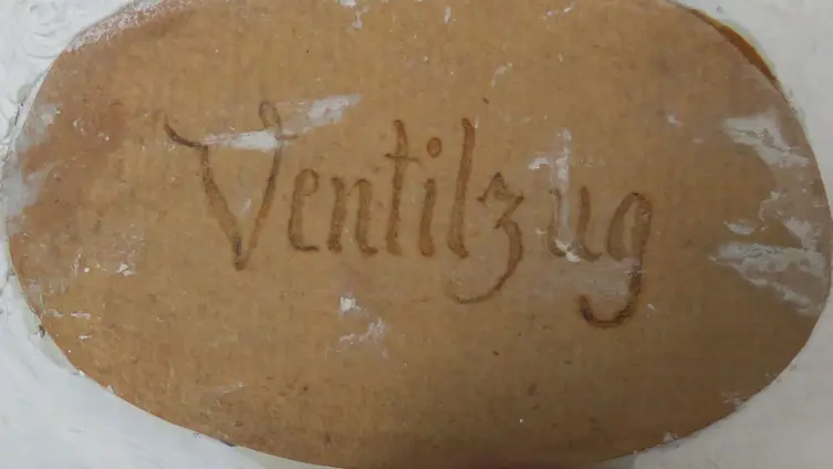 Ventilzug - Früher musste die Luft von Hand über einen Balkenhebel in den Blasebalk der Orgel gepumpt werden. Es war ein Hilfsmittel zur Überprüfung, ob genügend Luft/Wind vorhanden ist.