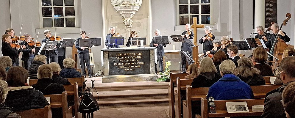 Innenansicht der Hugenottenkirche in Friedrichsdorf während eines Konzerts.