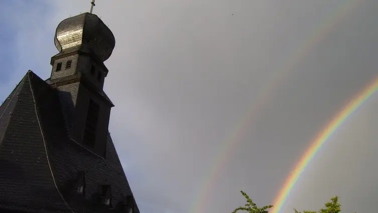 Ev.Kirche mit Regenbogen