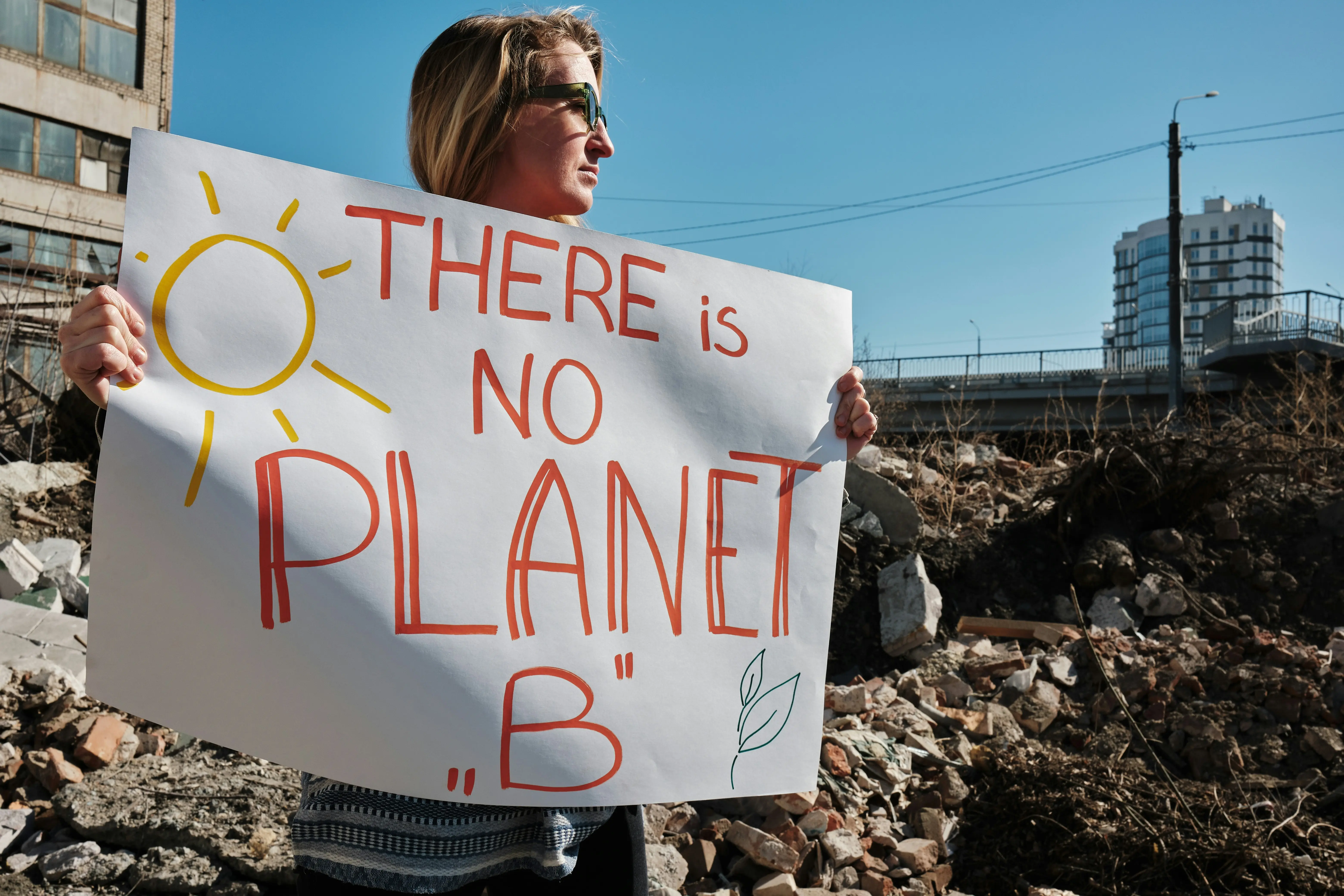 Frau hält Plakat: There is no planet B