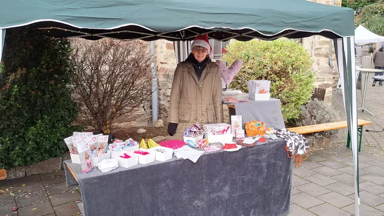 Das Foto zeigt Impressionen des Adventsmarktes rund um die Markuskirche am 1. Advent 2024 und die anschließende Lichterandacht.