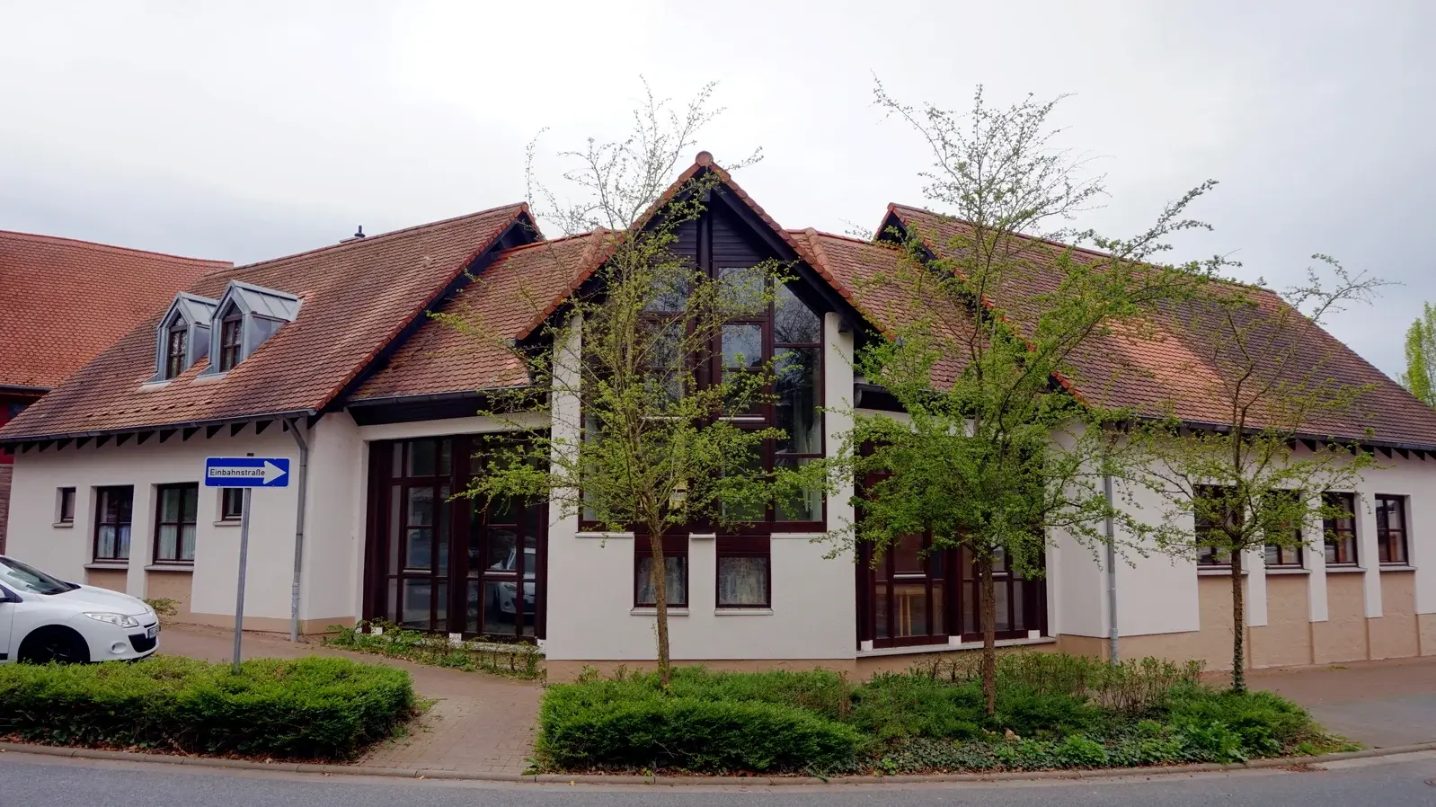 Das Gemeindehaus in Assenheim liegt in einer Kurve in der Hauptstraße