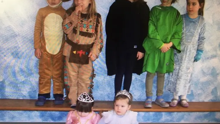 Auf dem Foto sieht man die verkleideten KiTakinder des "Haus des Kindes".