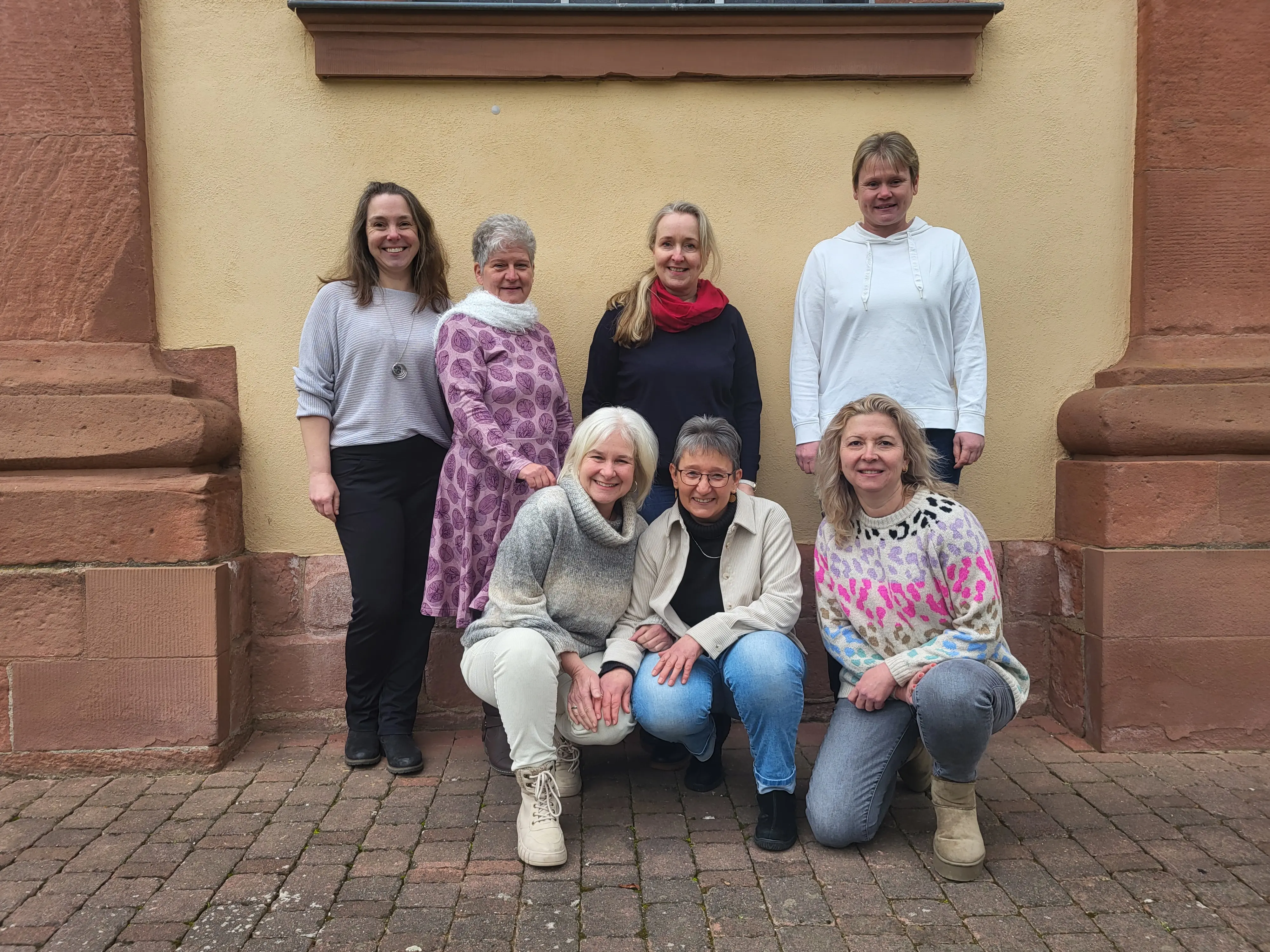 Gruppenbild aller Mitarbeitenden im Gemeindebüro
