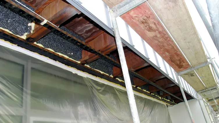 Deckenüberstand im Außenbereich (Großer Saal)