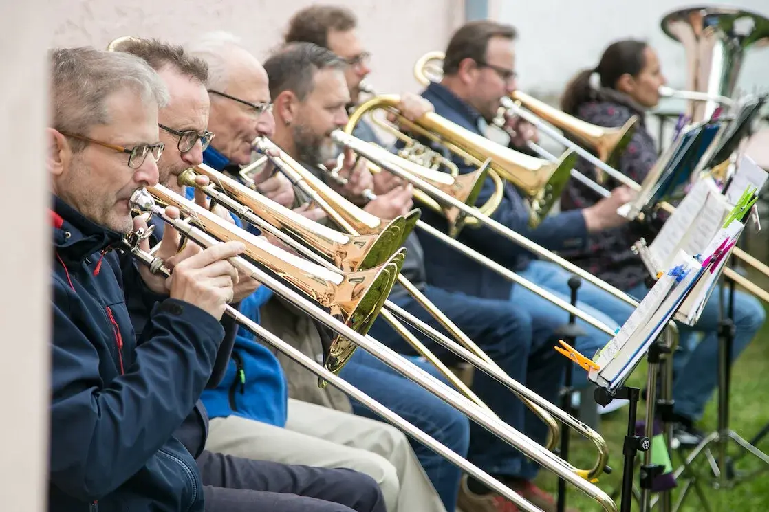 Posaunenchor grüne Umgebung, Garten. Glänzende Blech-instrumente