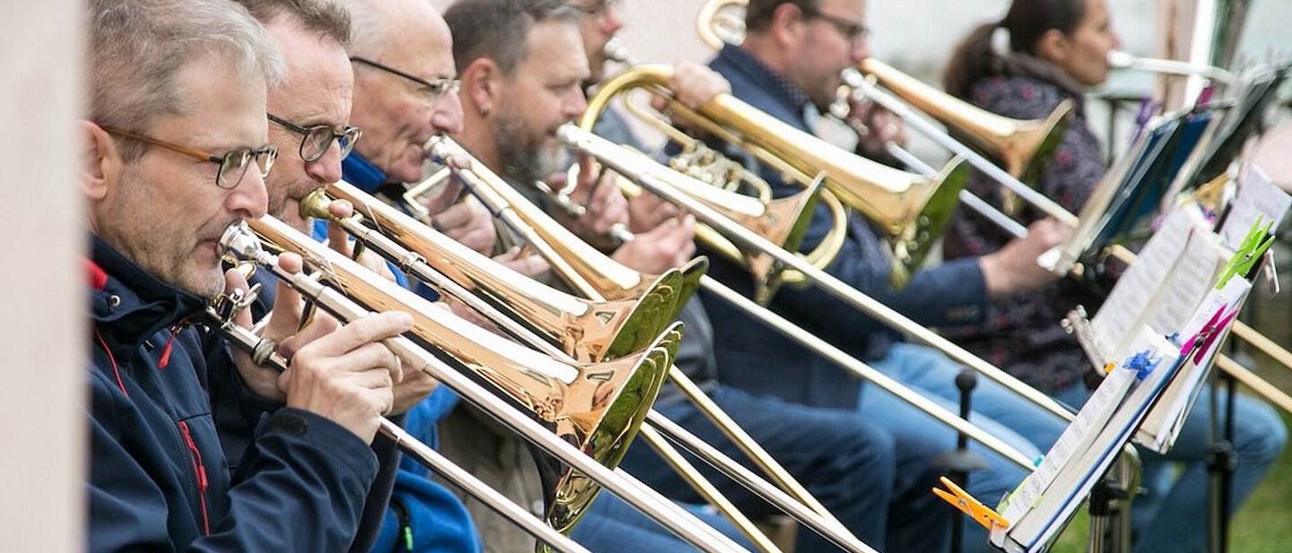 grüne Umgebung, Garten. Glänzende Blech-instrumente