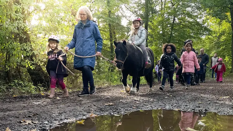 Die Fotos zeigen die KiTa-Kinder bei ihren Aktivitäten während der Waldwochen auf der Scheune.