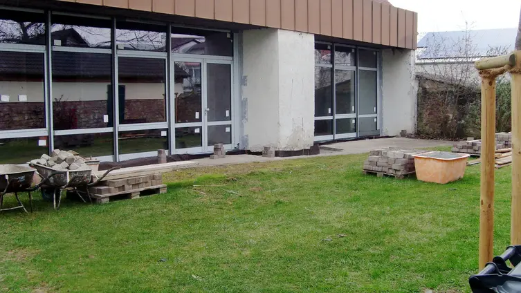 Außenbereich vor beiden Sälen