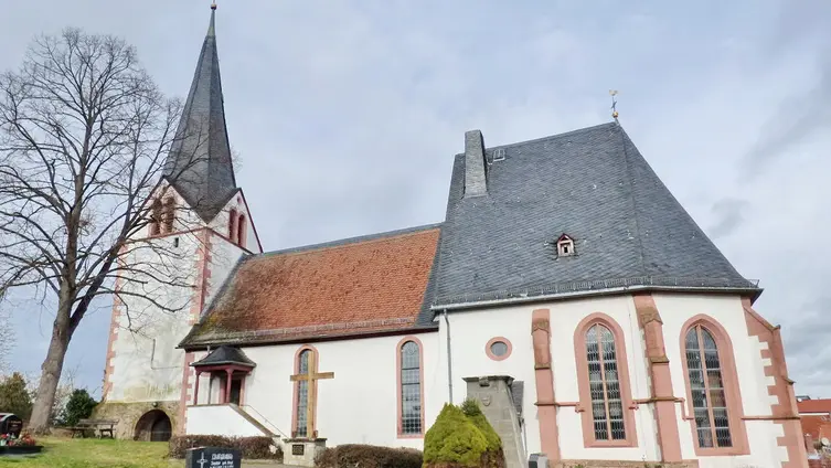 Das Bild zeigt die Ev. Kirche in Dorndiel.