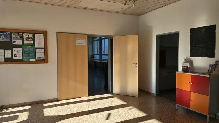 Flur mit Schrank und Durchgang zum Saal und Küche