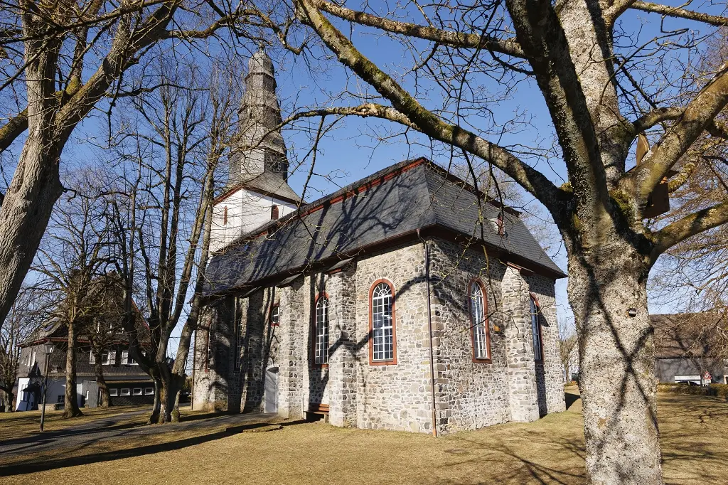 Evangelische Kirche Emmerichenhain im Sonnenschein