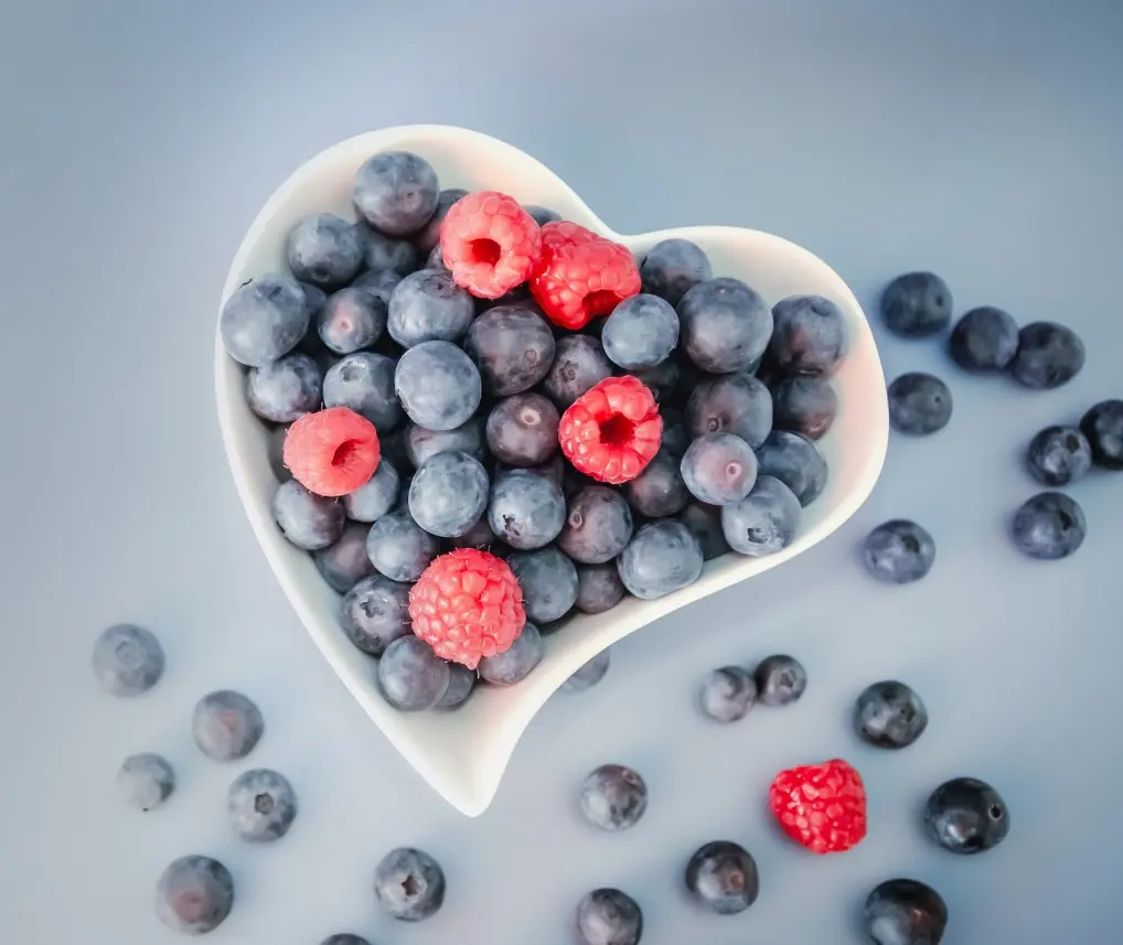 Eine Schüssel voller Beeren symbolisiert das gute Leben