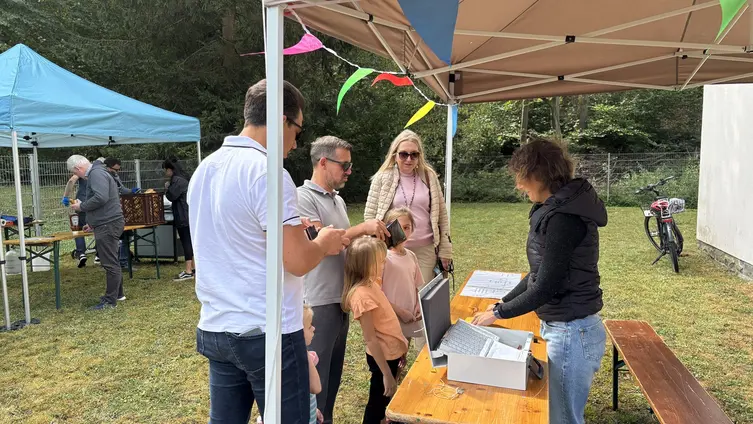 Ein Kassenstand an einem Fest geschmückt mit Wimpelketten