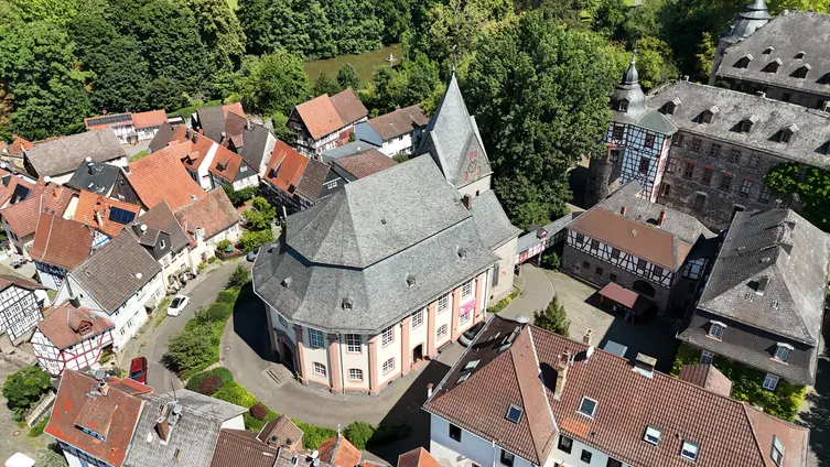 Ev. Stadtkirche von Laubach aus der Vogelperspektive