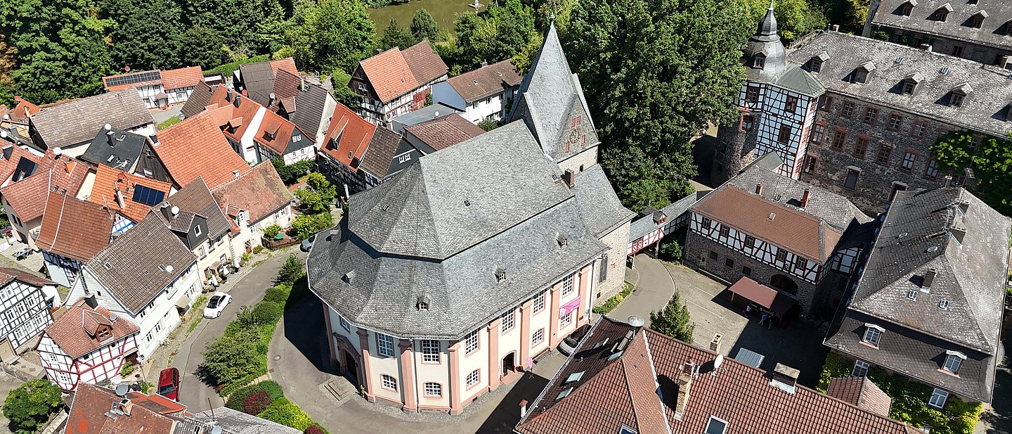 Ev. Stadtkirche von Laubach aus der Vogelperspektive