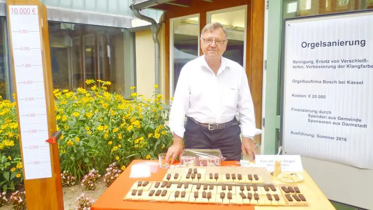 Das Bild zeigt den Verkaufsstand von essbaren und selbstgemachten Orgeltasten.