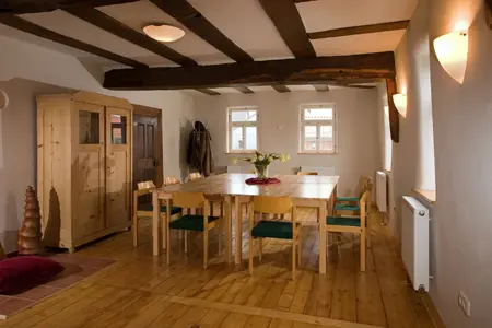 Saal mit Tisch und Stühlen