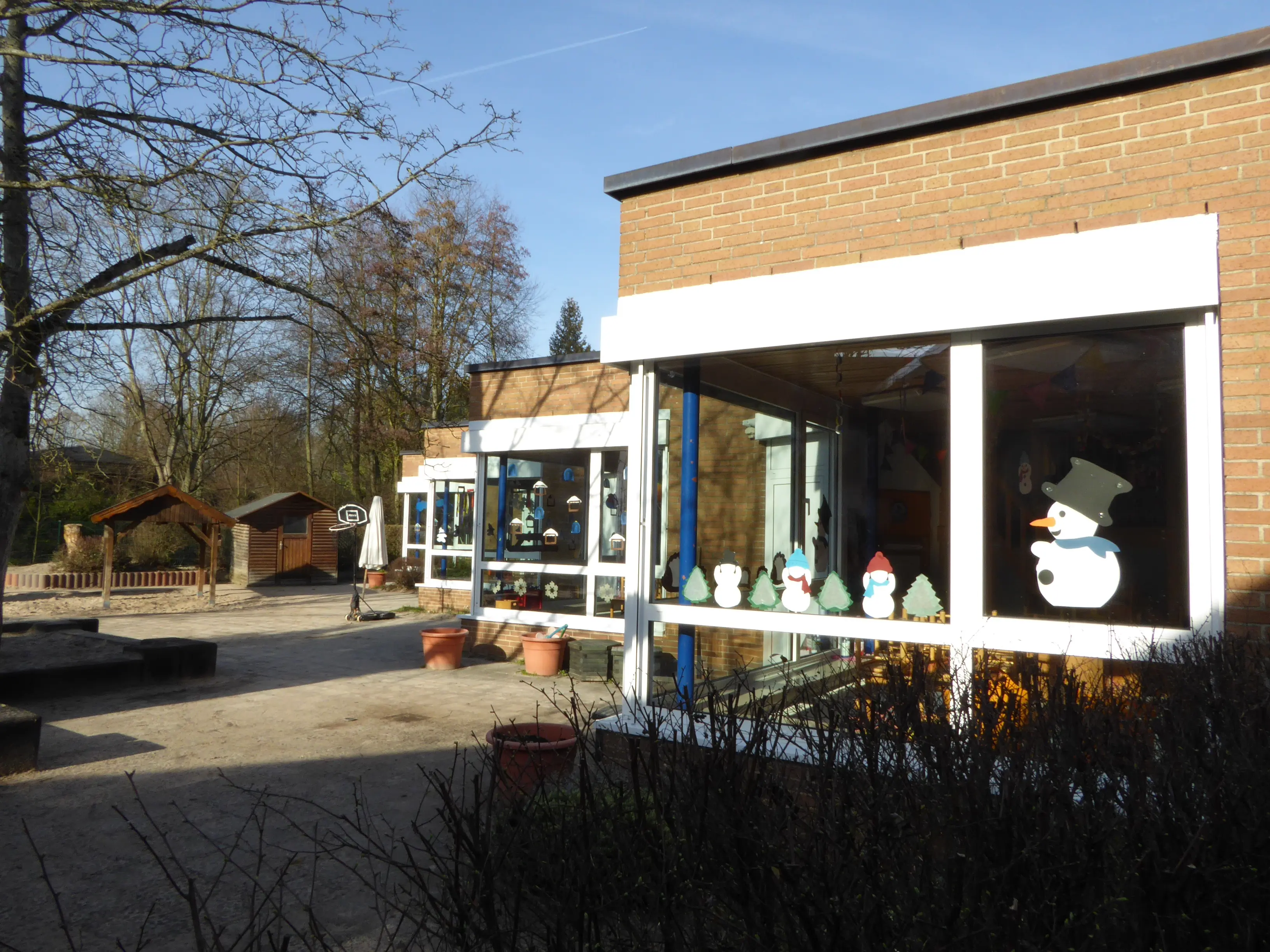 Blick auf das Kindergartengebäude und den Außenbereich zum Spielen