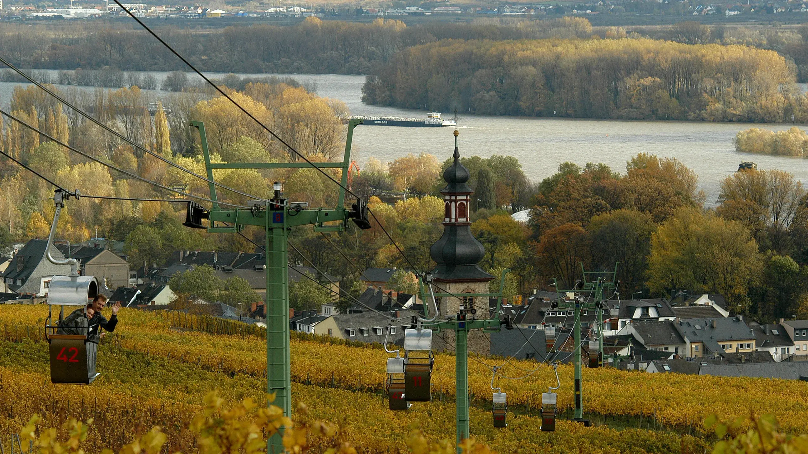 Seilbahnfahrt von Rüdesheim zur Niederwalddenkmal über die Weinberge