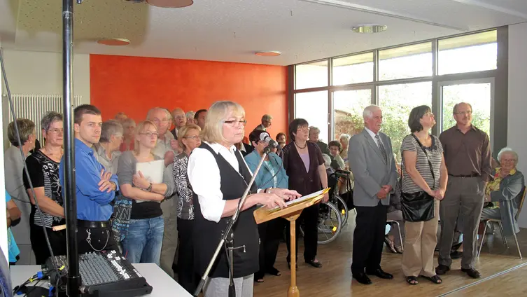 KV-Vorsitzende Else Trumpold moderiert die Feierstunde