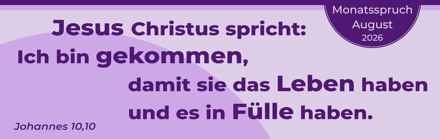Monatspruch August 2026 als grafisch gestalteter Text auf lila Hintergrund