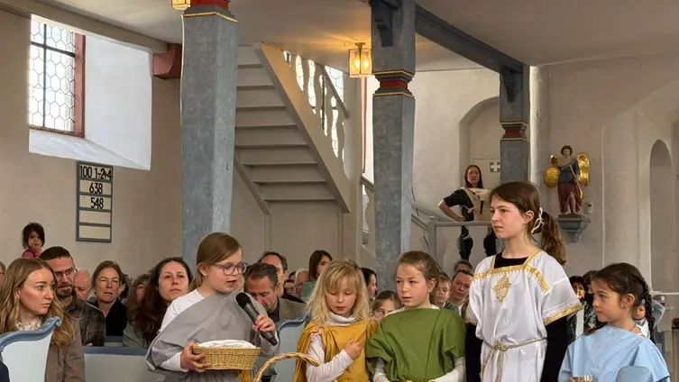 Frauen gehen zum Grab