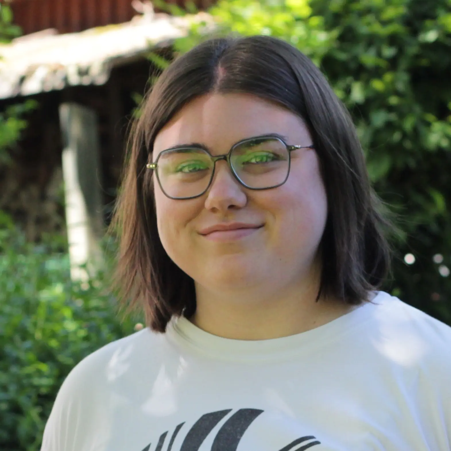 Porträt von Henny Schneider - aufgenommen im Garten 