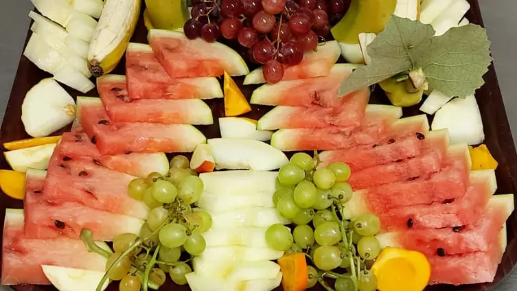 Die Fotos zeigen die KiTa-Kinder bei ihren Aktivitäten während der Waldwochen auf der Scheune.