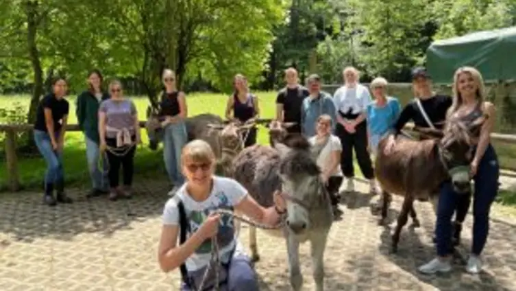 Das Team der KiTa beim "Eselwandern" während des Betriebsausfluges 2025.