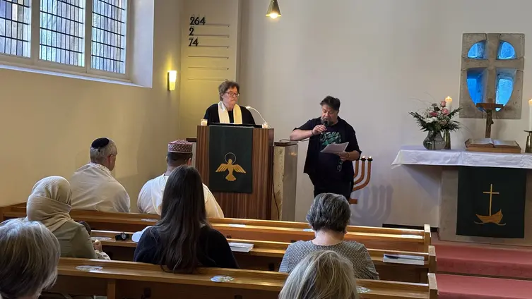 Kanzelgespräch zwischen Pfarrerin und Helfer im Gottesdienst