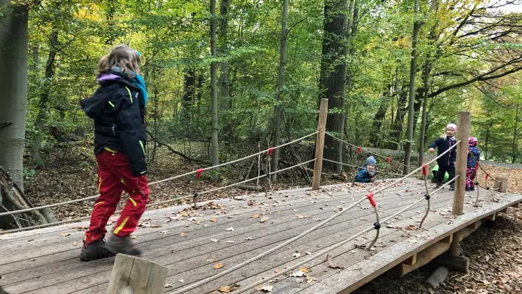 Kinder auf der Riesenwippe des Kinderheilwaldes Lahnstein.