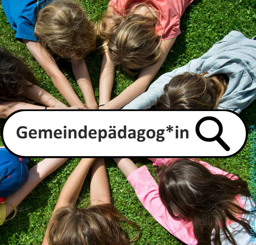 Kinder im Kreis auf einer Wiese beugen sich nach vorne und legen in der Mitte ihre Hände aufeinander. Davor ist ein Suchfeld mit dem Wort Gemeindepädagog*in und einer Lupe abgebildet