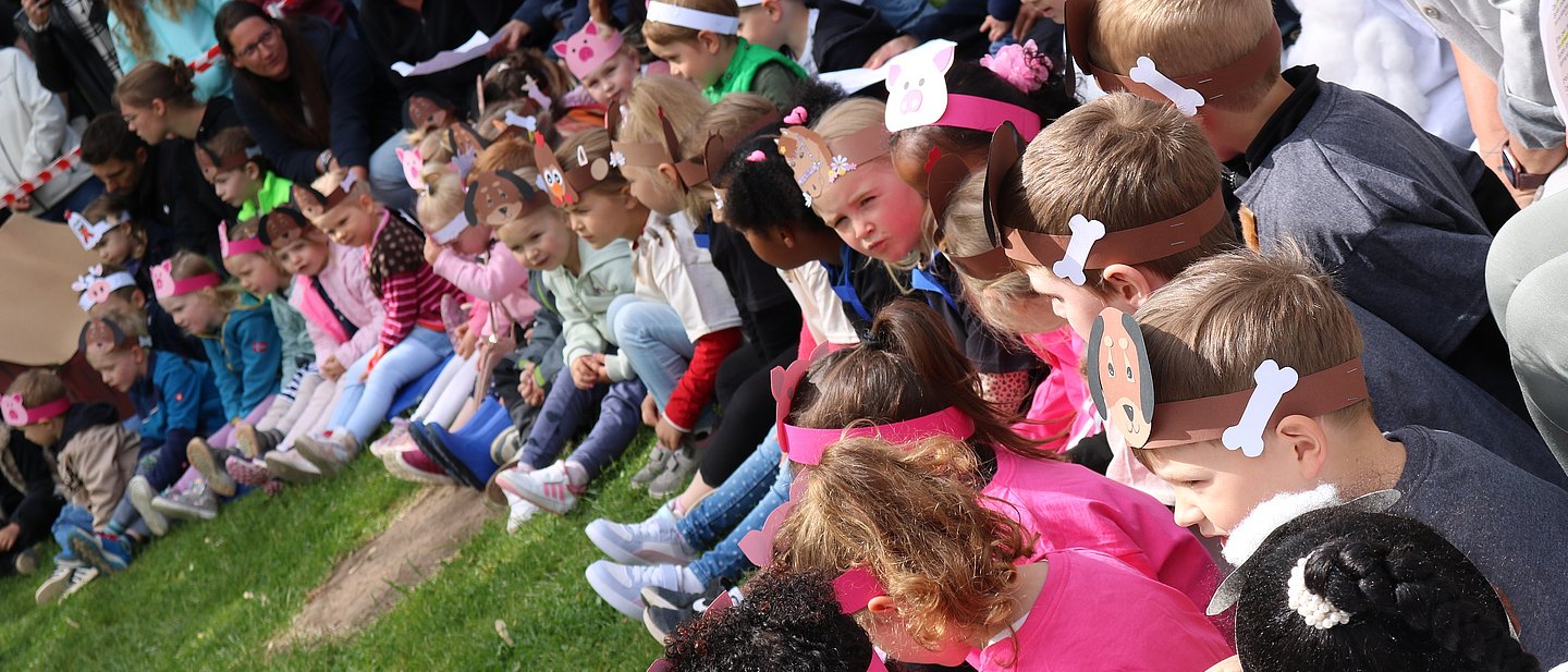 Kinder auf einem Kita-Fest
