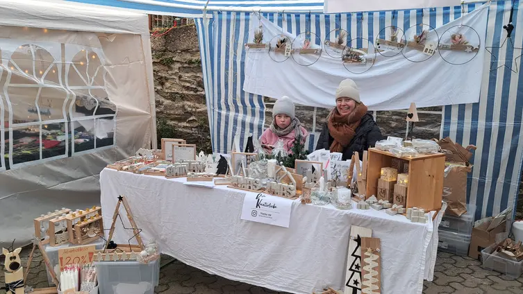Das Foto zeigt Impressionen des Adventsmarktes rund um die Markuskirche am 1. Advent 2024 und die anschließende Lichterandacht.