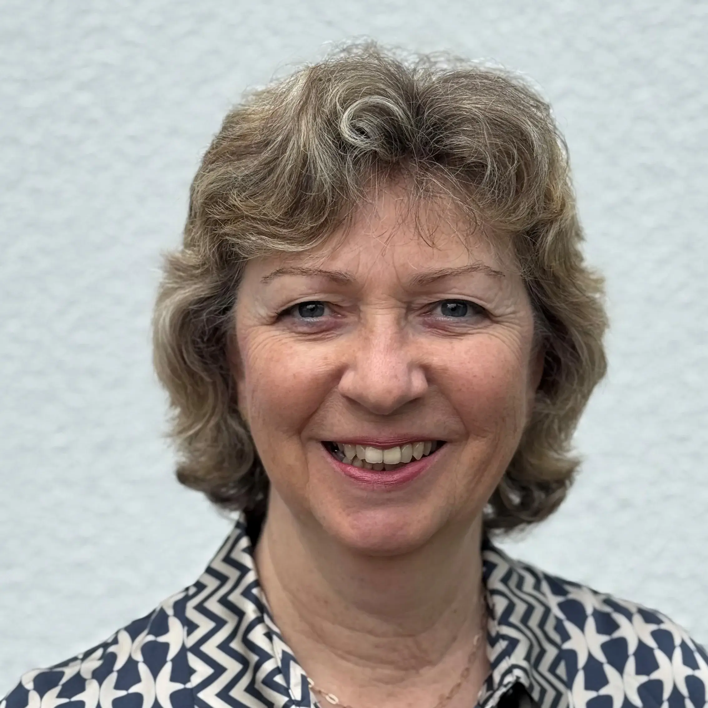 Portrait von Margit Bonnet vor einer weißen Wand