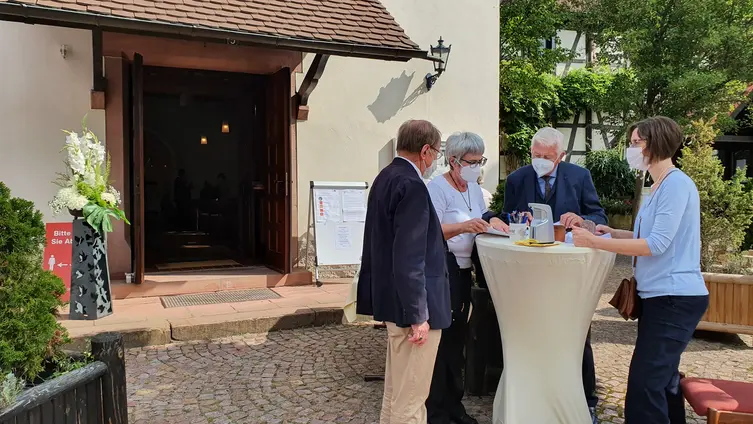 Teil des Kirchenvorstands am "Anmeldetische"