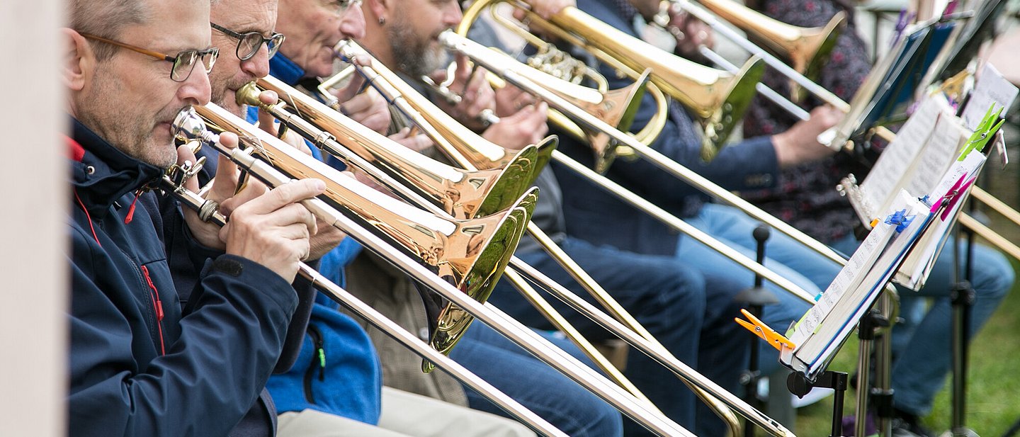 grüne Umgebung, Garten. Glänzende Blech-instrumente