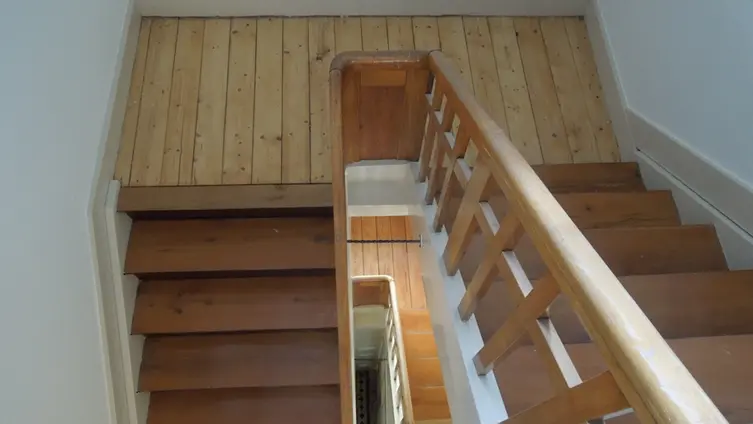 Treppenaufgang zum 2. Stock nachher