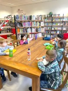 Das Foto enstand während des spannenden Ausfluges in die Bücherei Lahnstein.