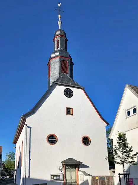 Die Kirche von Köppern an einem sonnigen Tag bei blauem Himmel. 