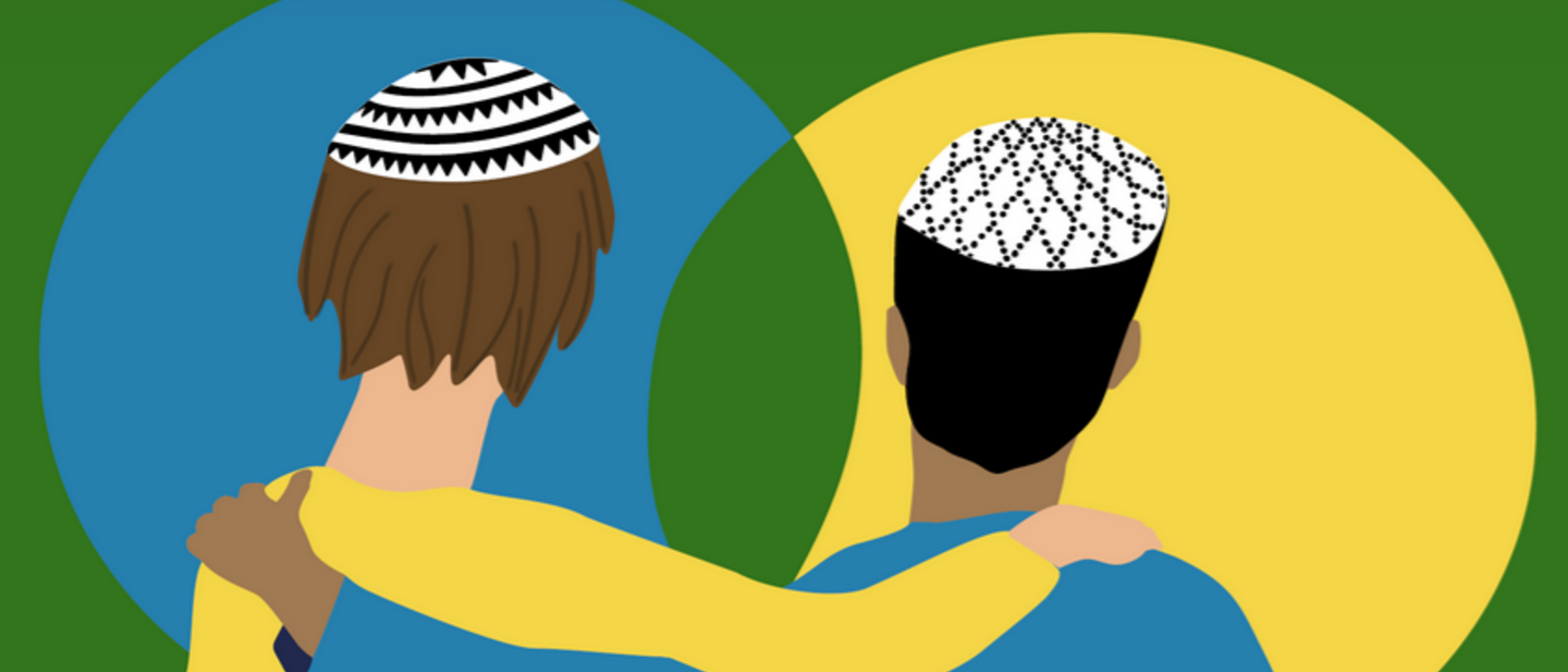 Das Logo zeigt die Zeichnung eines jüdischen Menschen mit der Kopfbedeckung Kippa und eines muslimischen Menschen mit der Kopfbedeckung Takke. Sie sind von hinten abgebildet und haben die Hand auf der Schulter des jeweils Anderen abgelegt.