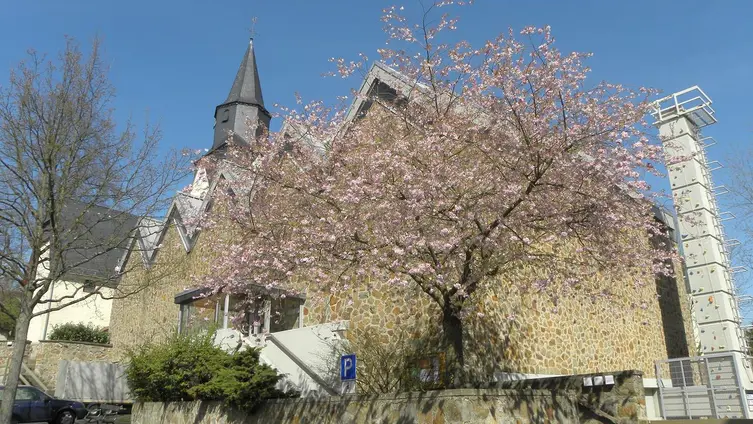 Die Neue Martinskirche mit Kletterturm