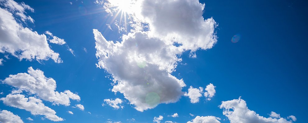Blauer Himmel mit weißen Wolken